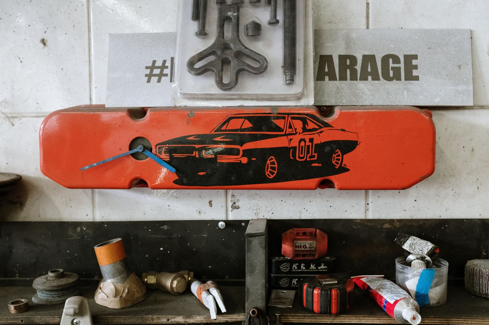 Comparatif visuel de boutiques carparts américaines avec pièces auto neuves et d'occasion sur écran.